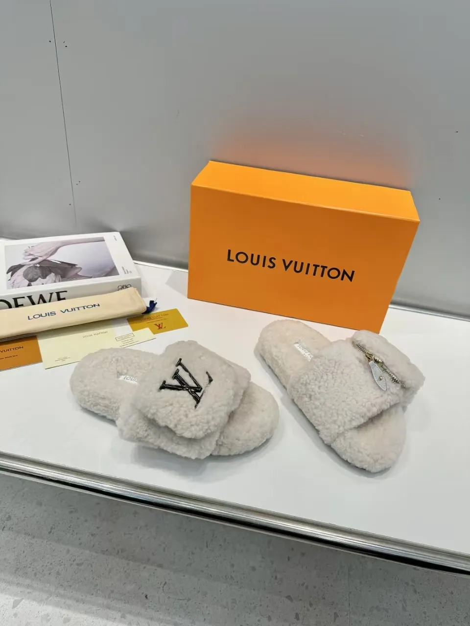 👟👟Ex-factory price 500👟👟 Popular style [LV mop] official website synchronization: counter quality! My family only makes all-genuine lamb 🐑 wool. A giant trendy fall and winter thick-soled fur flip flop. The super comfortable and luxurious wool texture makes your feet more beautiful, confident and comfortable. It is very suitable for home and outdoor use. 1: Fabric: Genuine leather lamb 🐑 wool 2: Lining: Genuine leather lamb 🐑 wool 3: Foot pads: Genuine leather lamb 🐑 wool 4: Outsole: Wear-resistant and non-slip rubber outsole 5: Number of yards: 35-41 yards [Note: 41 customized]